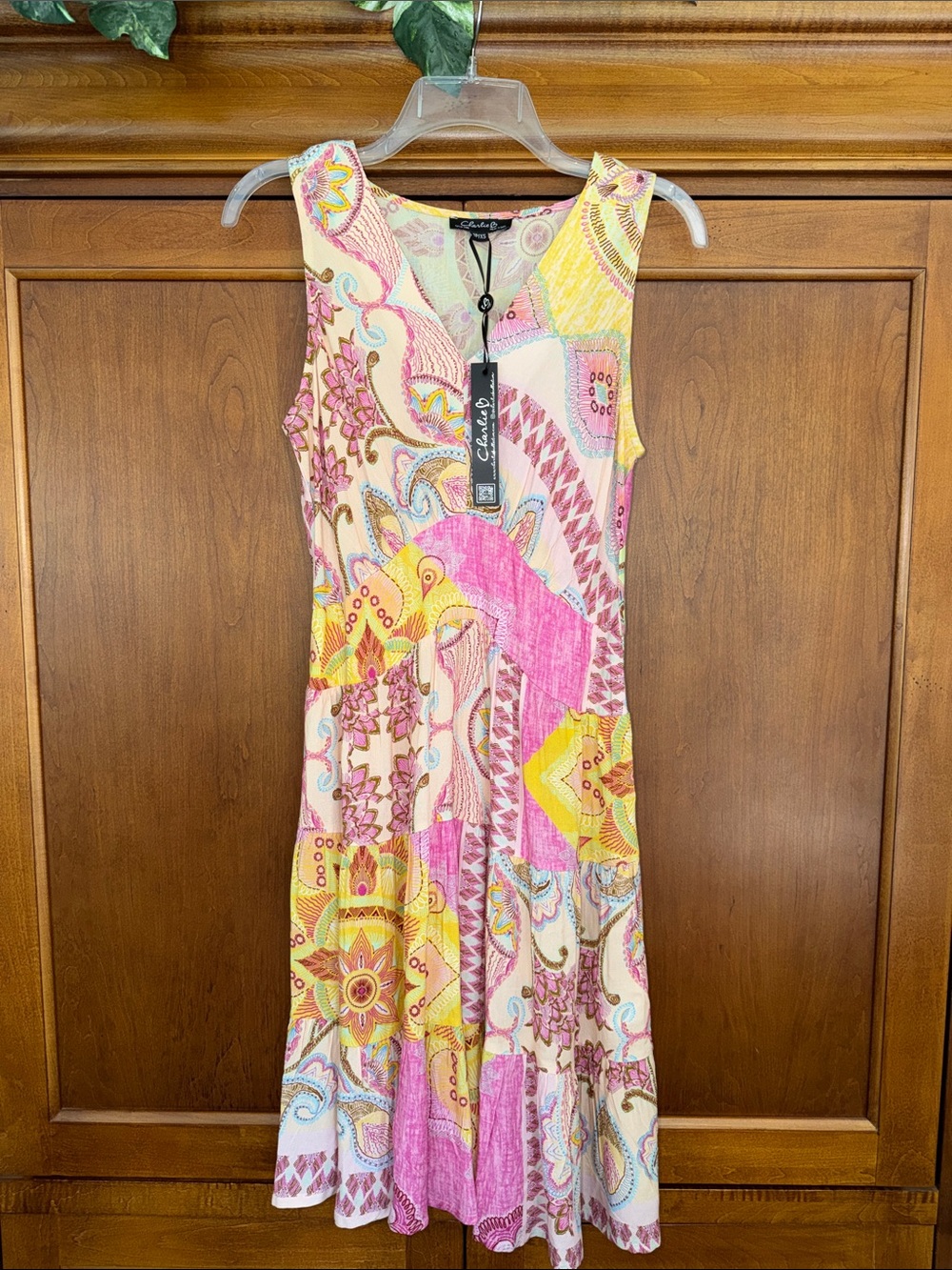 CHARLIE B Sleeveless V neck Midi Dress in Carousel Print size XS